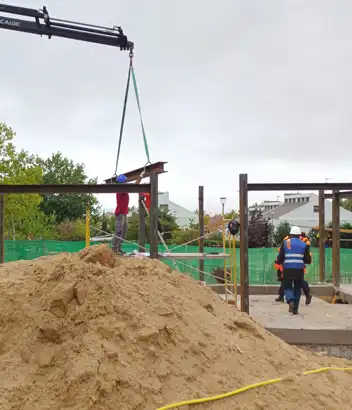 Estructura vigas de metal en construcción de vivienda