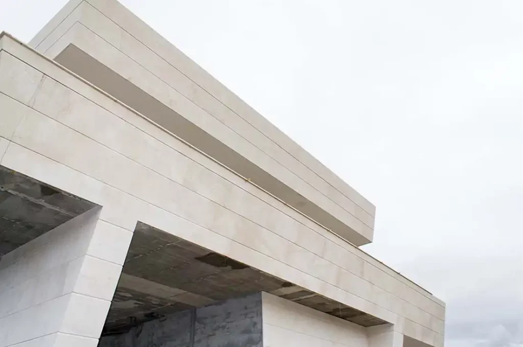 Construcción fachada cerámica vivienda