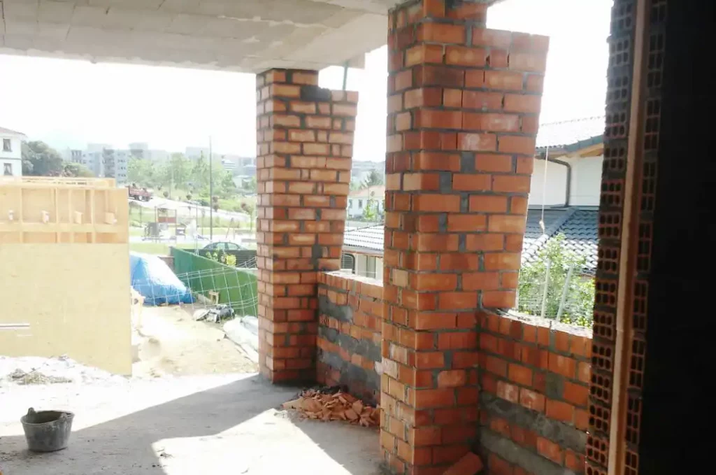 Trabajo de albañilería en vivienda.