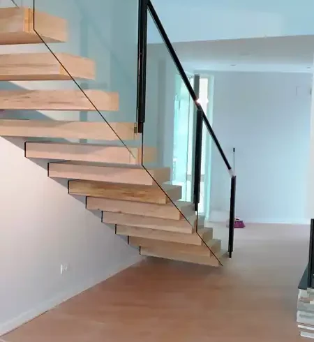 Escalera interior flotante construcción casa Madrid