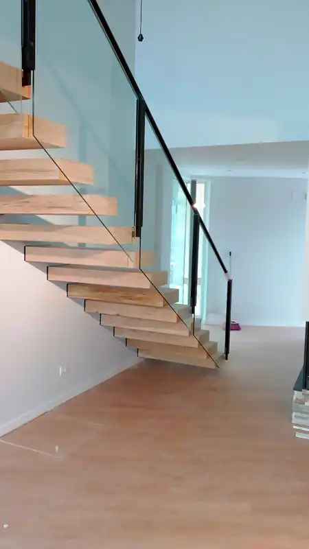 Escalera interior flotante construcción casa Madrid