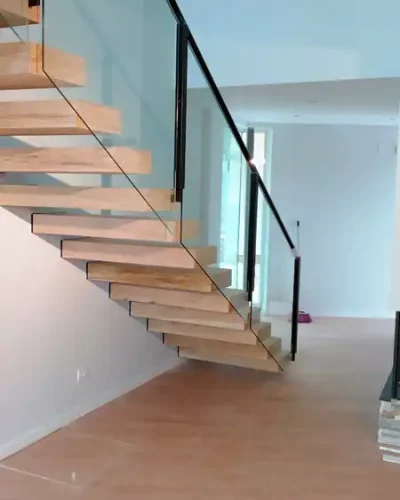 Escalera interior flotante construcción casa Madrid