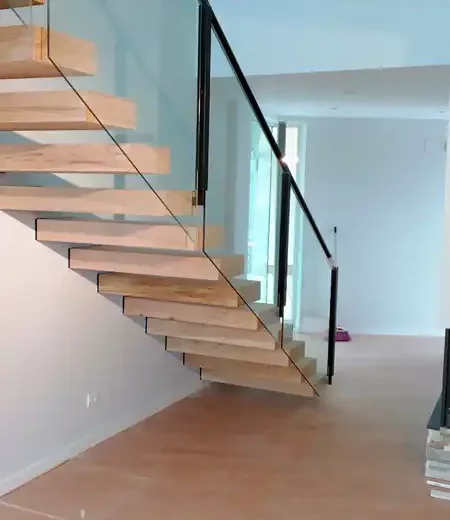 Escalera interior flotante construcción casa Madrid