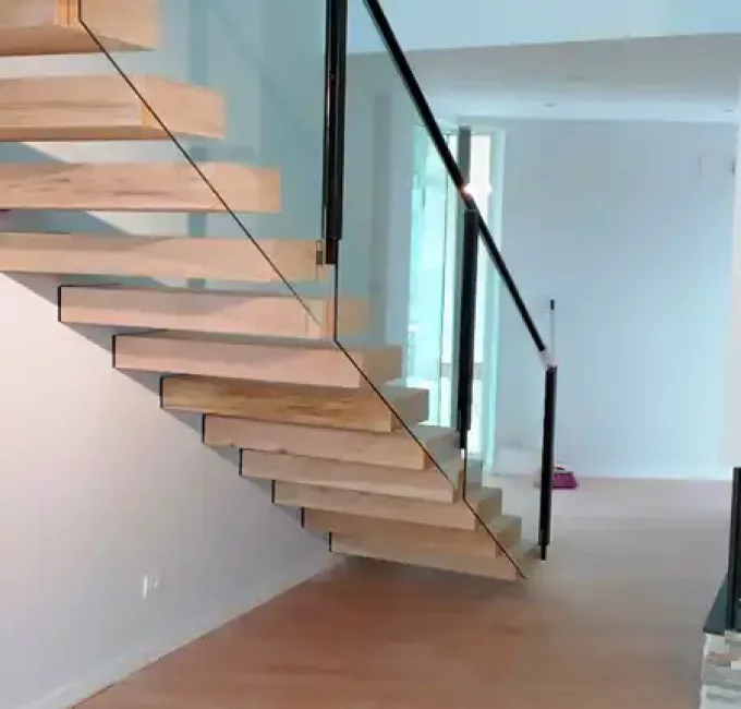 Escalera interior flotante construcción casa Madrid