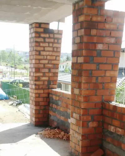 Trabajo de albañilería en vivienda.