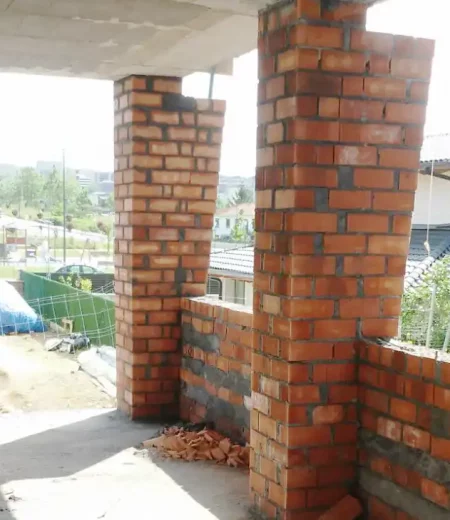 Trabajo de albañilería en vivienda.