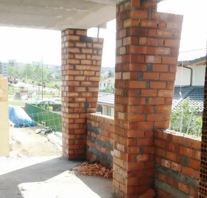 Trabajo de albañilería en vivienda.